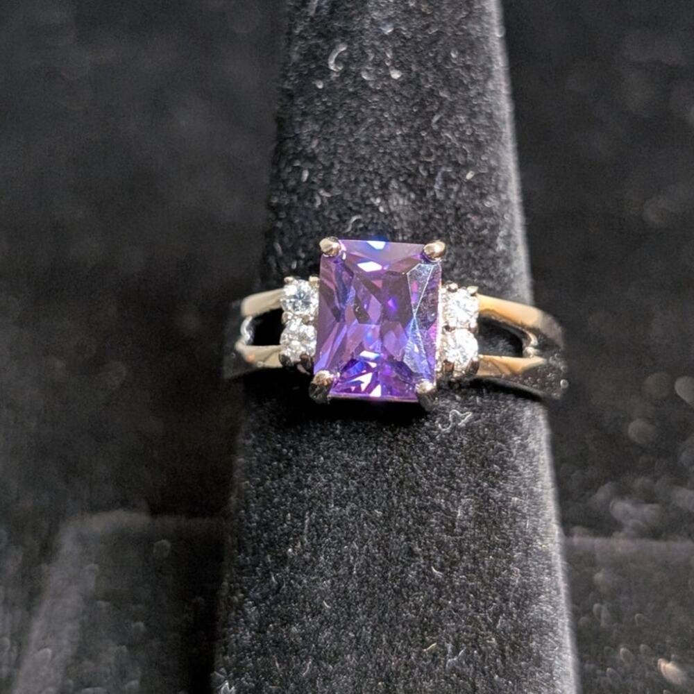 Emerald Cut Purple Crystal & Four Round Cut CZ Silver Tone Ring Size 8.25 - Picture 4 of 5